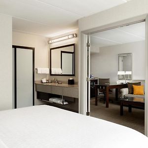 1 Bedroom Suite 1 King Sofa bed Pool View